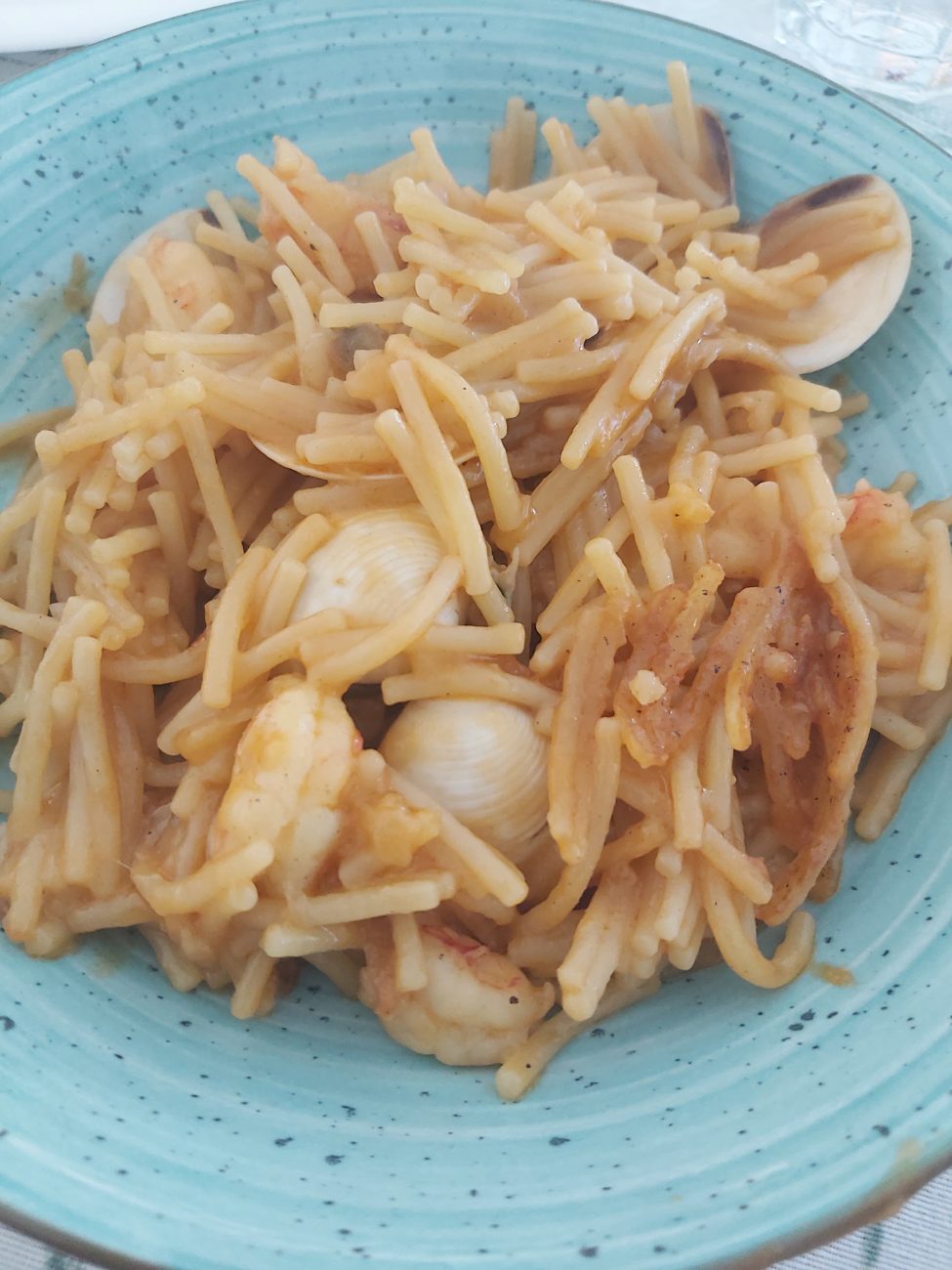 Fideuá de gambas y almejas